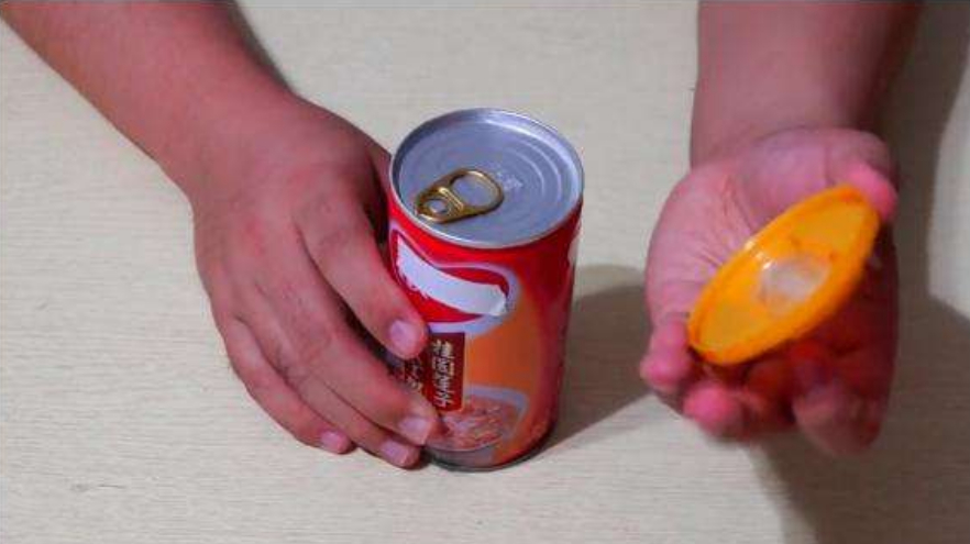 才发现,八宝粥盖子上有个“小机关”,简单动一动,一年省不少钱