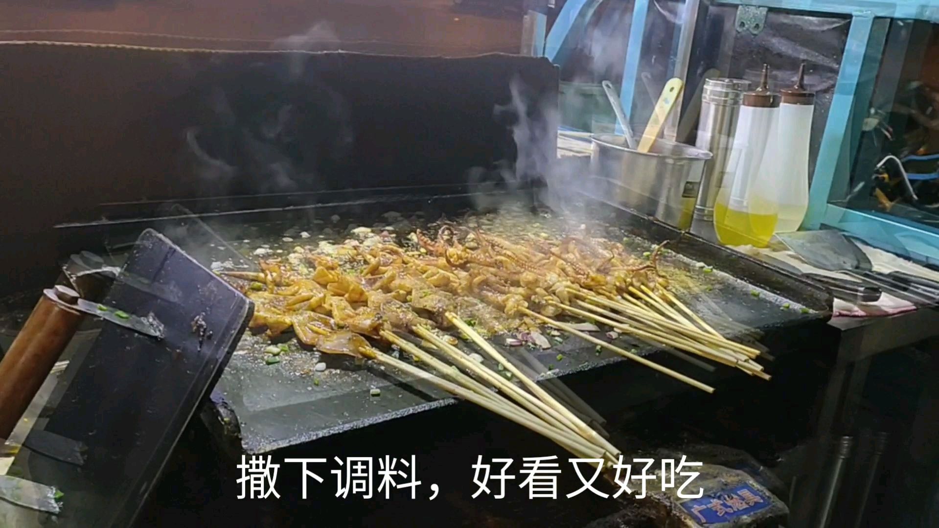 这个小伙不得了,摆摊半年就说考虑买房,难道卖铁板鱿鱼这么赚钱