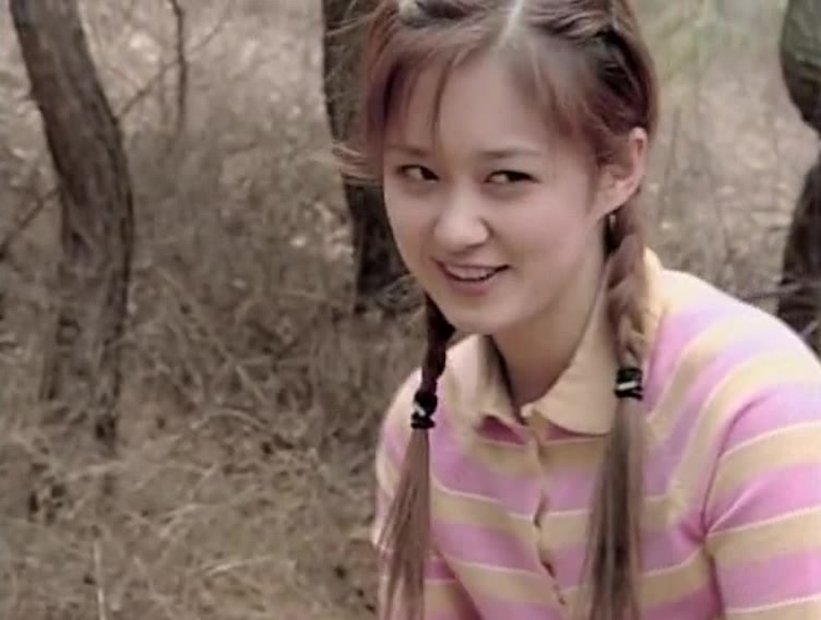 霸道总裁和灰姑娘玩游戏,总裁却频繁摔倒,开心的像个孩子!