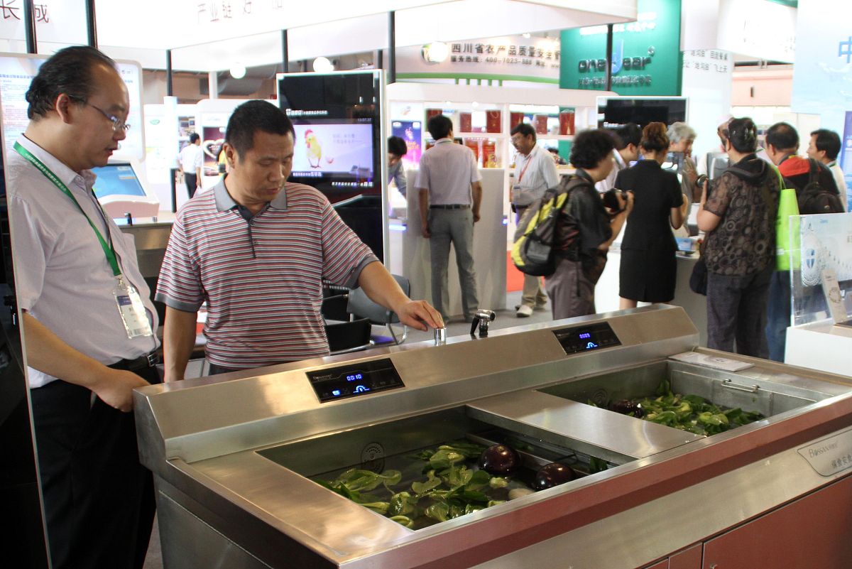 我是一名大学生专业是食品质量与安全现在需要写一篇论文题目为：对福喜事件产生原因的食品化学解读请根据题目生成论文摘要字数100字左右。