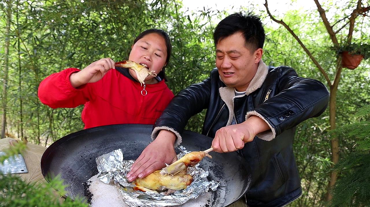 [图]用10斤盐焗1只鸡？色泽诱人，胖妹上手撕着吃，嘴角流油吃过瘾