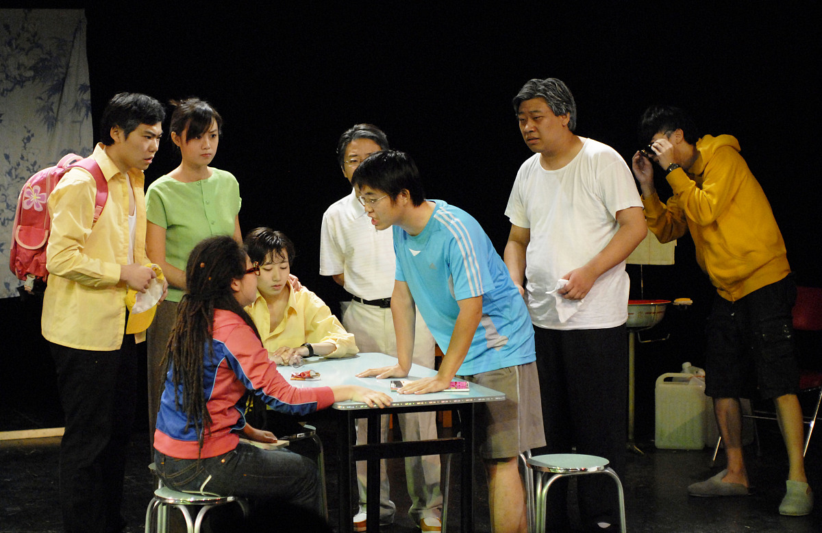 《查晚自习》话剧赏析：教育、家庭与青春的思考
