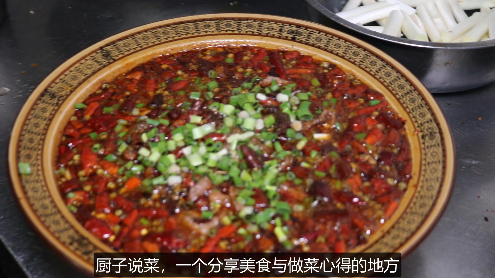 水煮牛肉凭什么名扬四海?重庆大厨全程演示,揭开美味背后的秘密