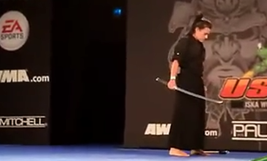 美女表演极限武士刀刀法,这刀法也太狂暴了吧