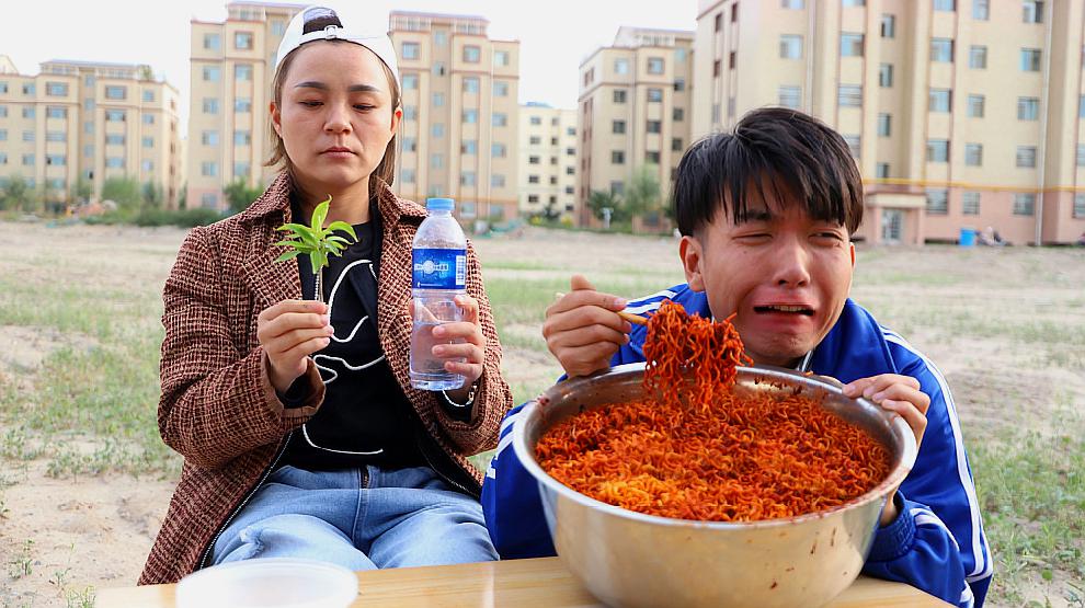 [图]二浪捡到一部手机,不料穿越到1000年后,结局靠吃火鸡面回来