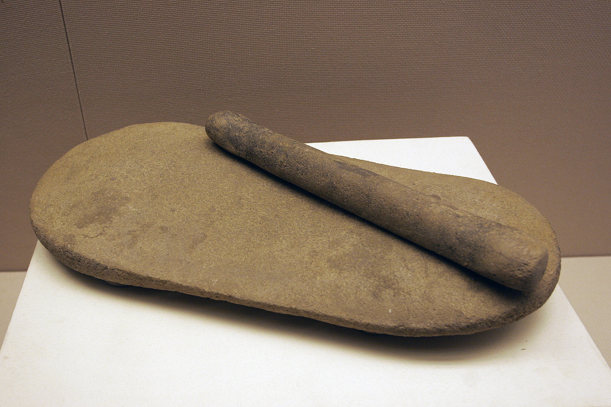 石磨盘,石磨棒,新石器时代·裴李岗文化(距今约8000-7000年),1979年河