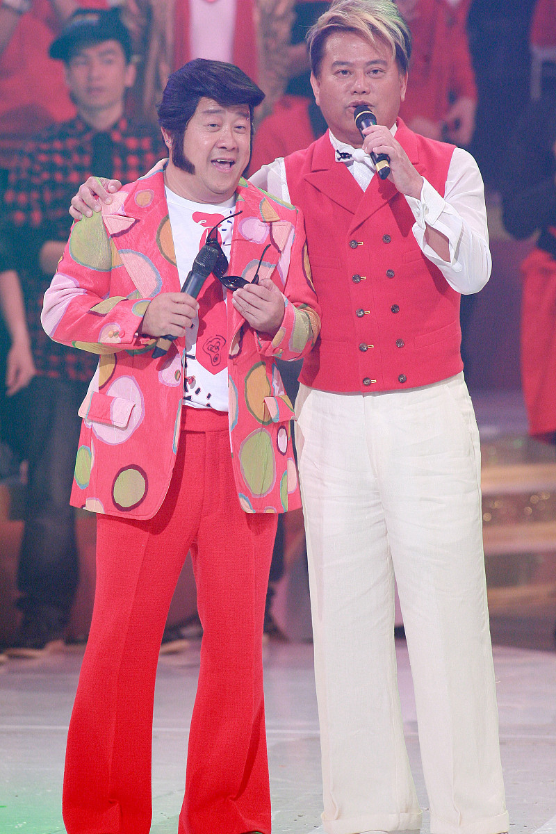 2007年 11月 3日 , 香港 , 无线 《 翡翠 歌星 贺台庆 》 火爆 上演 .