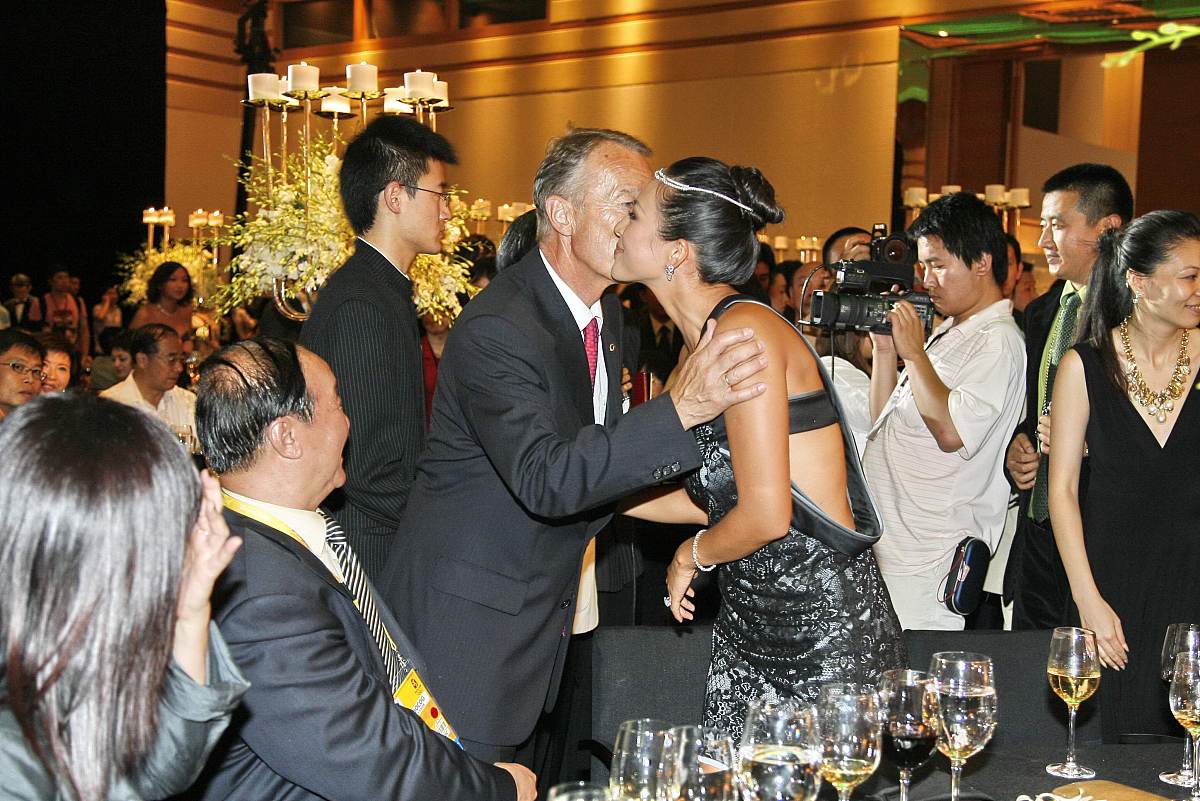 分手后前男友频繁看抖音，突然出现工作地点，我们又睡在一起了！该怎么办？