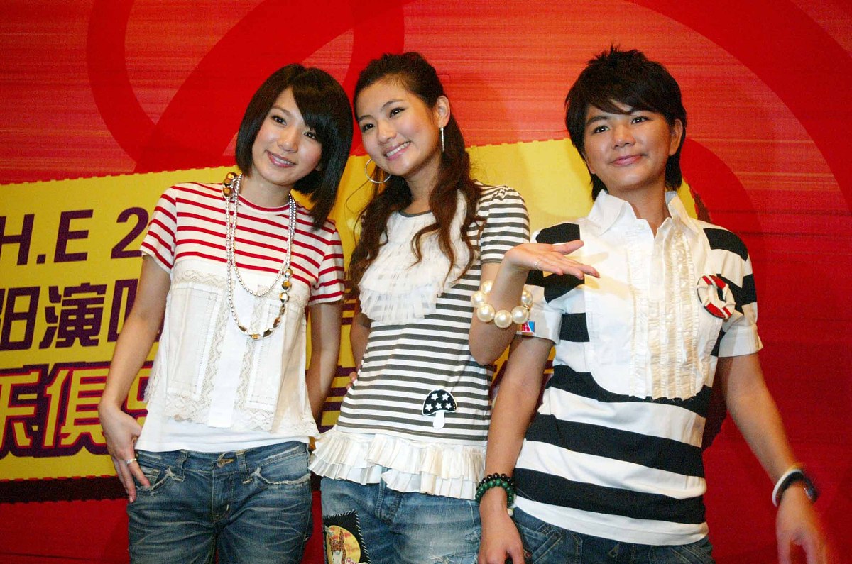 2006年9月13日,沈阳,s.h.e为10月14日沈阳演唱会造势,与歌迷亲密接触.