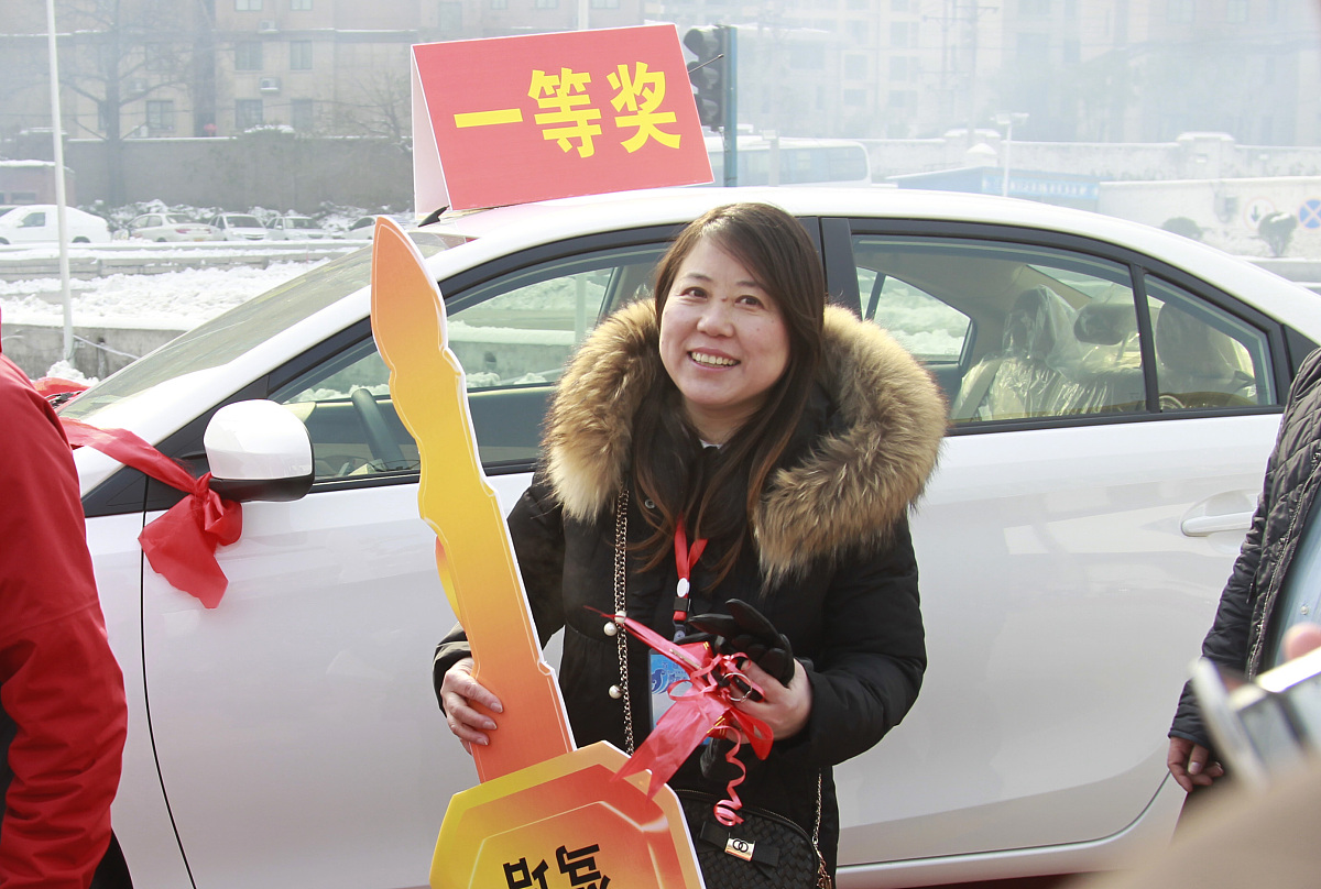 给我写一篇郑州英才驾校招生的短视频脚本文案要求英才驾校五一活动报名可参加抽奖特等奖电动车一辆报名只需1999元