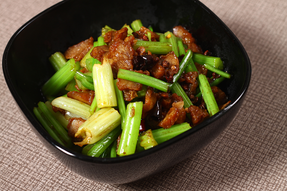 请600字博客文章主题是：芹菜香干炒肉