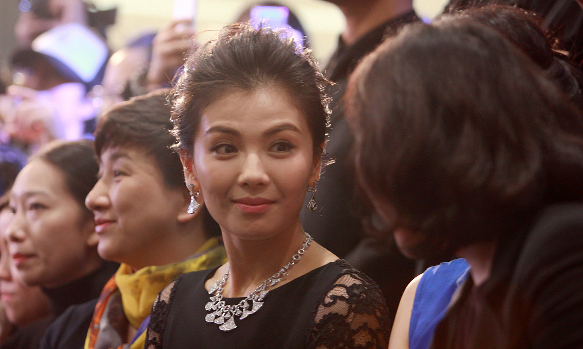 重写下面这段文章内容不变更改一些语句措辞。她经常主动与中国游客打招呼遇到她无法表达的东西她会借助肢体语言在她的不断努力下有越来越多的中国游客被吸引。 一次偶然的相遇改变了莫迪娜的一生。一位南京商人考察时结识了莫迪娜在沟通过程中老板得知了莫迪娜的想法并表示自己可以带她去中国看看。 就这样在这名老板的帮助下莫迪娜来到了南京看着南京繁华的街景她十分震撼。 很快她在在一家制鞋厂安顿下来她热情开朗的性格也结