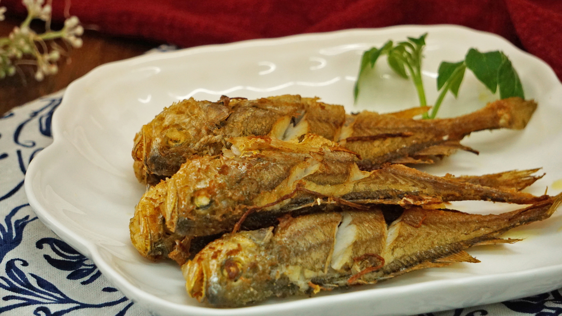 年夜饭吃什么?大厨教你做一道鲜咸香酥的干煎小黄鱼