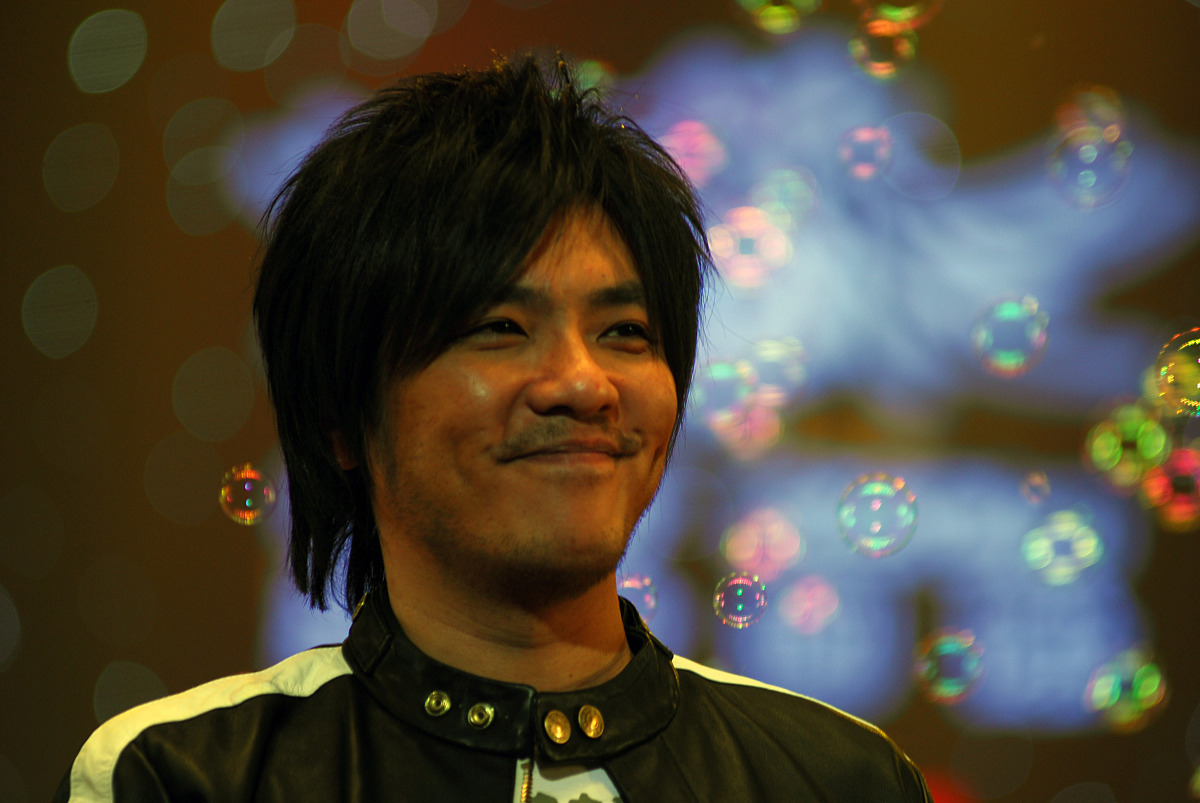 2008年10月31日,山东烟台,新加坡歌手阿杜携专辑《差一点》抵达烟台举