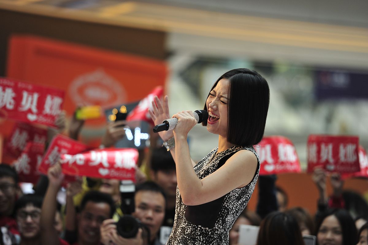 2014年10月18日,姚贝娜在成都参加商演活动时咳嗽不止,并在台下呕吐.