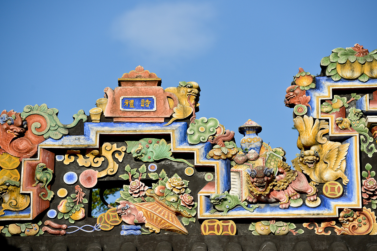 飘色文化的另一个重要特征是雅致。岭南地区的人们喜欢用精致的工艺和细腻的手法来制作各种艺术品和生活用品这些物品不仅具有实用价值还具有很高的艺术价值