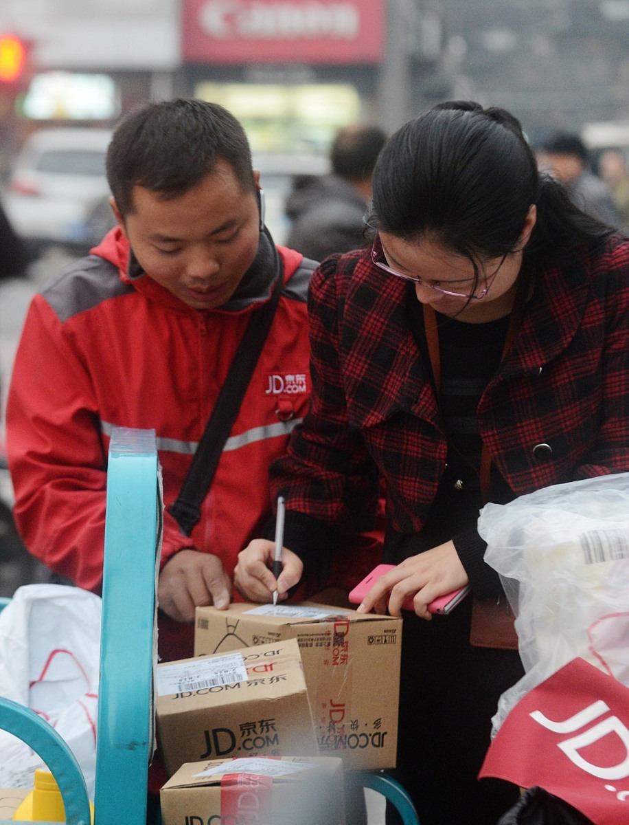 请参考以下内容重新生成一篇800汉字的原创文章。主题是：《上门取件怎么操作？操作取件有几步》语言要幽默口语化。很多人对于淘宝寄送快递不是很清楚所以想知道上门取件实际是怎么操作的所以今天就借此机会来跟大家聊聊上门取件的内容如果想要试试上门取件的朋友不妨来看下具体的操作方式。 其实很简单如果大家想要用到淘宝寄快递只需要打开菜鸟然后填写发件地址和收件地址填写好之后点击我要寄件等待快递上门取件就好可以选