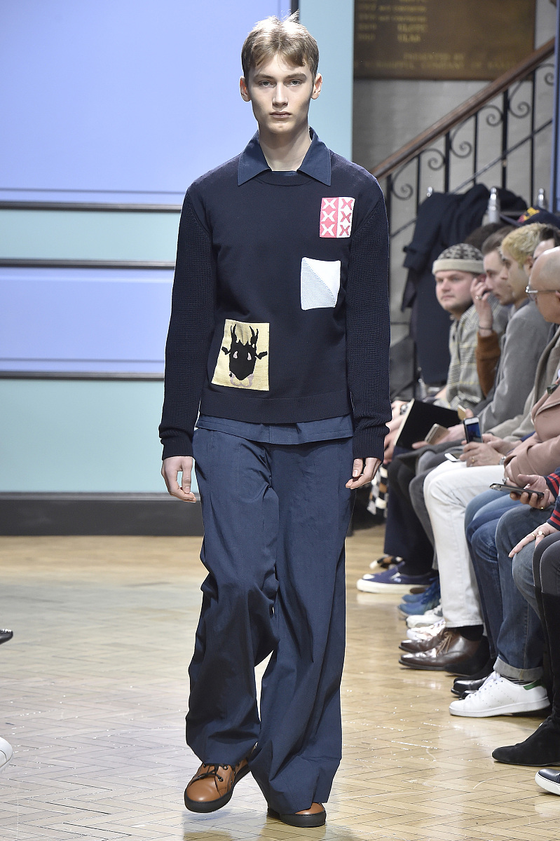以复古与时尚为主题针对以下内容编写时尚资讯不少于五百字用中文作答：Acne Studios 2024 春夏男装系列与瑞典陶瓷／玻璃艺术家Per BSundberg特别合作服装上可爱的动物和变形如幽灵般的图案用创新的艺术手法呈现特有的气氛。