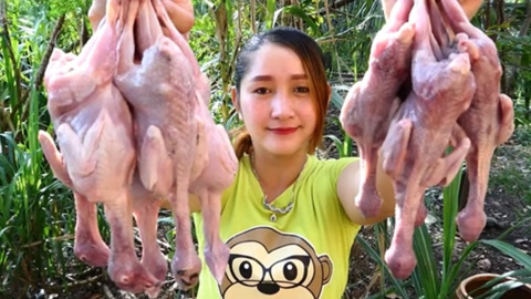 农村妹子户外油炸小鸡仔,皮焦肉嫩,配上木瓜丝味道爽死了