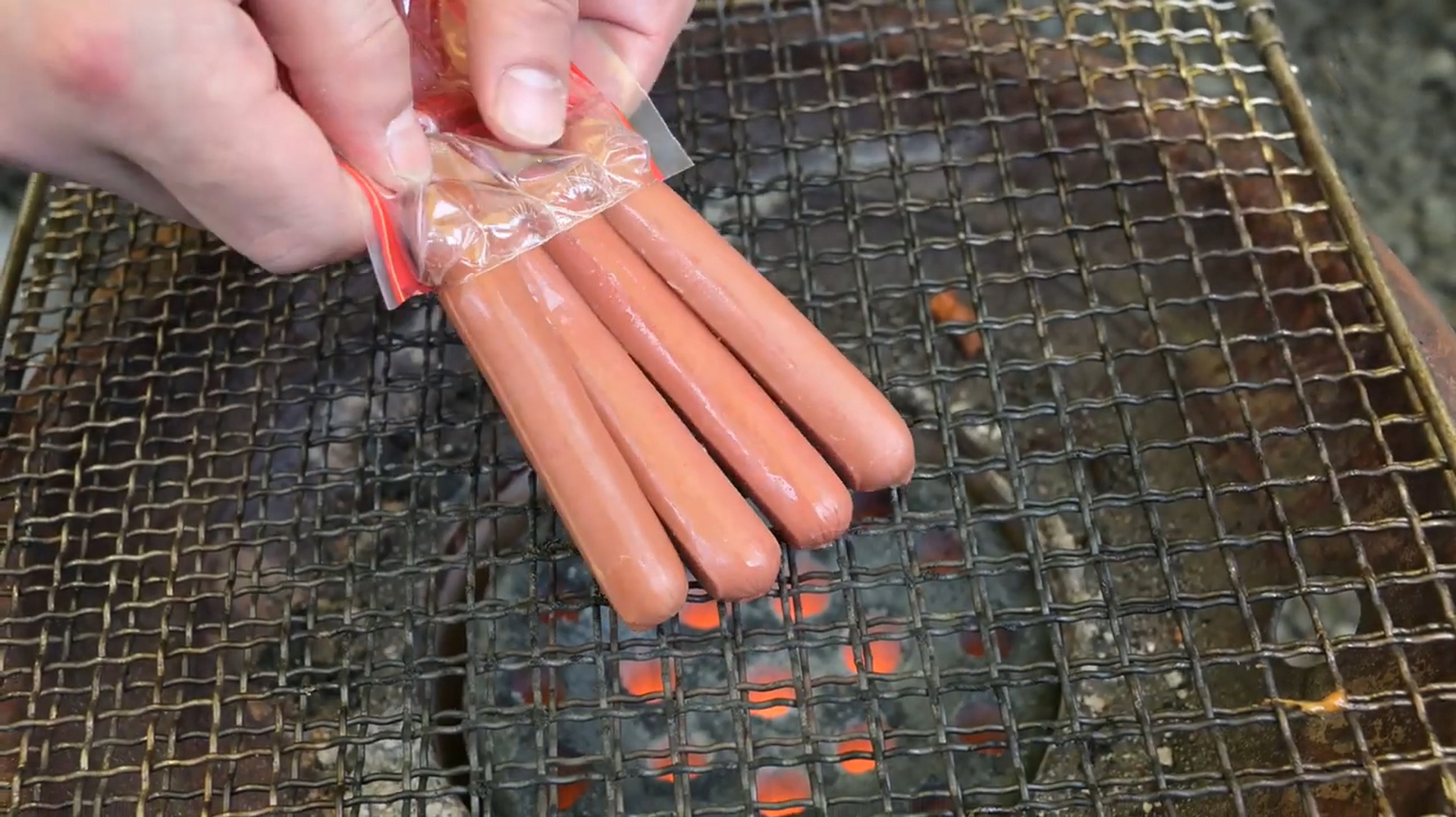 韩国小镇上的烤鸡肉肠,需要自己动手来烧烤,老板提供小煤炉子