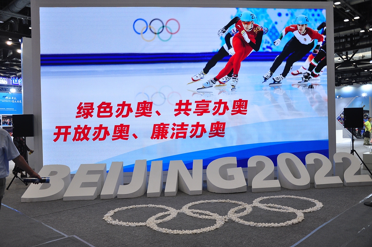 降低这段话的重复率并加以润色避免与原文出现连续8个字相同的句子：对于专业院校中的老师和学生进行了一次冬奥会与奥林匹克精神的宣讲工作。