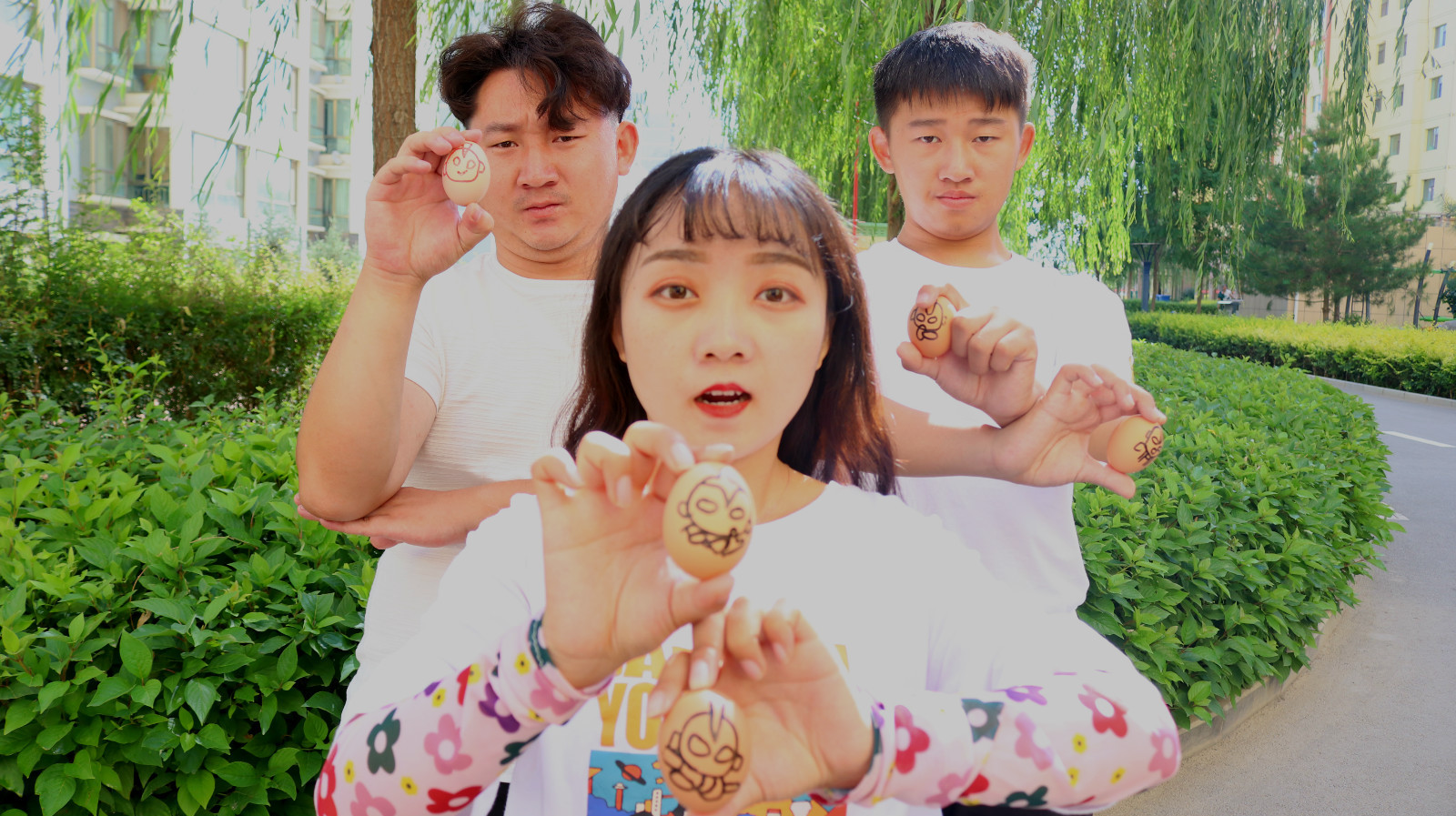小伙卖鸡蛋生意惨淡,没想媳妇在鸡蛋上画奥特曼,生意好了起来