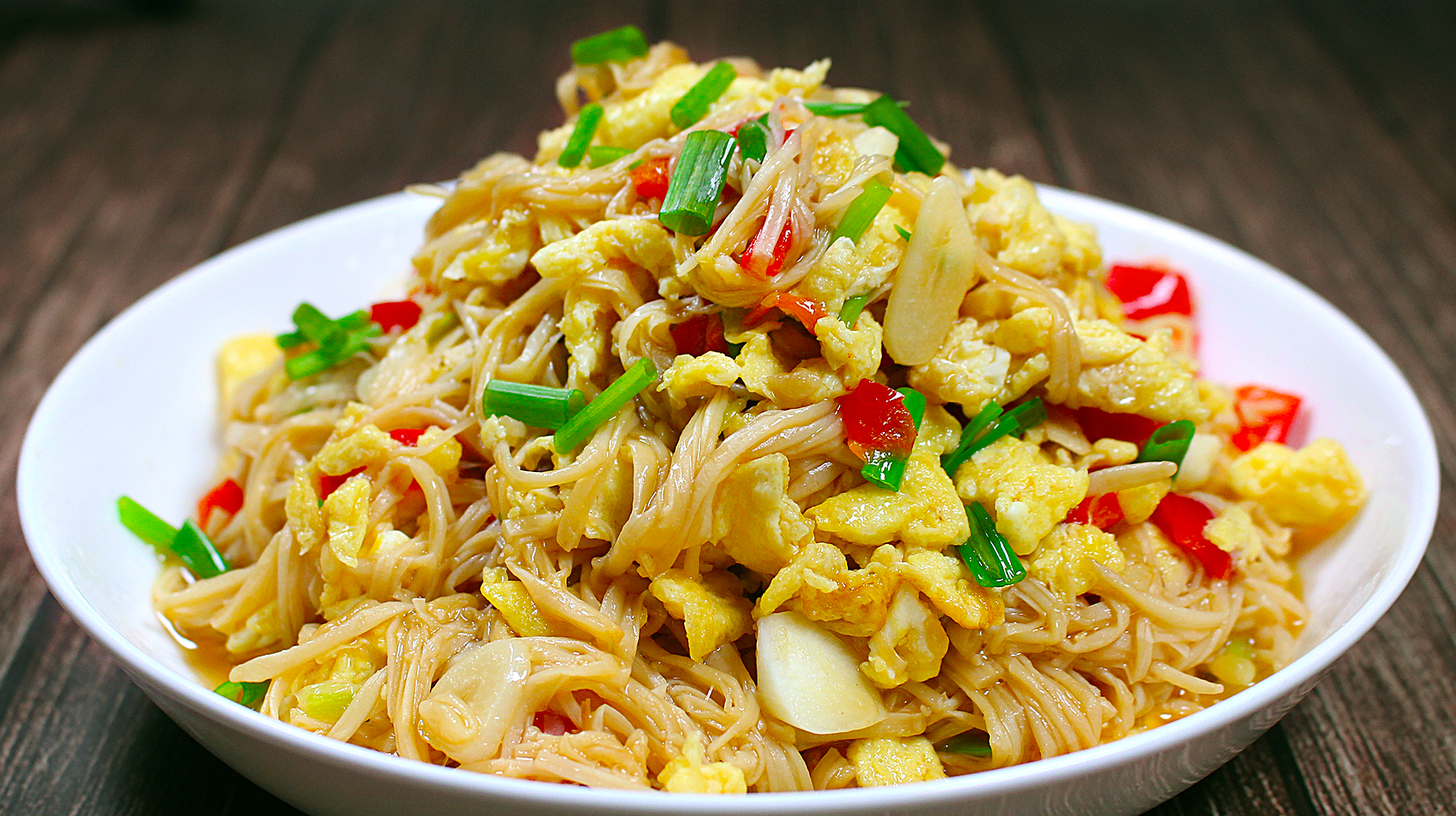 金针菇还能炒着吃,加2个鸡蛋,只用油和盐,方法简单美味又下饭