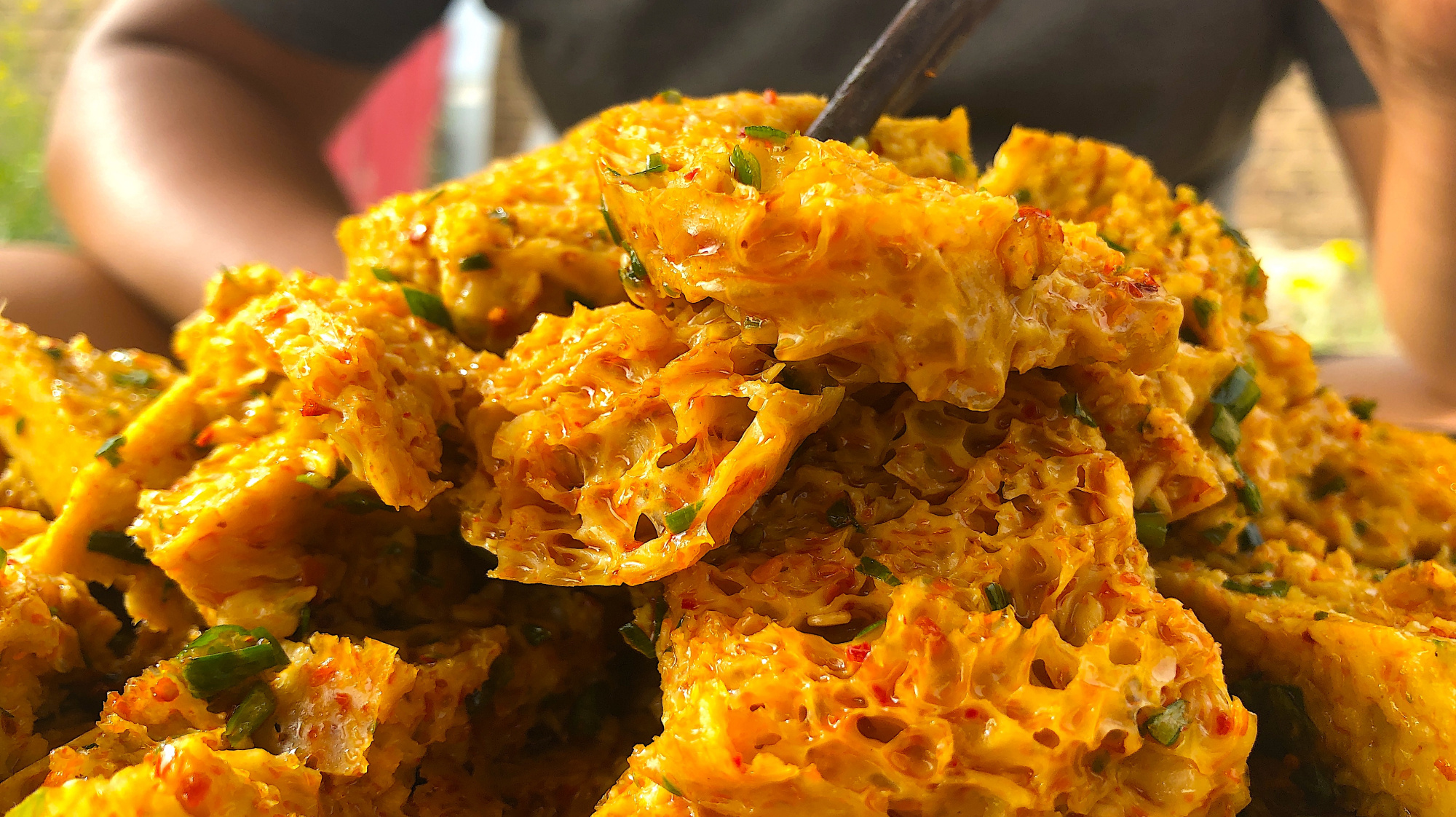 喜欢吃凉拌面筋?青海小伙告诉你一样东西不能少,少了它香味减半