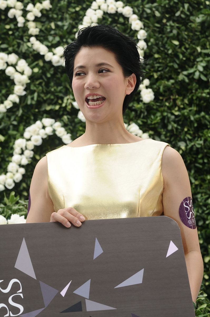 袁咏仪19岁夺港姐冠军：倾国倾城，富豪趋之若鹜