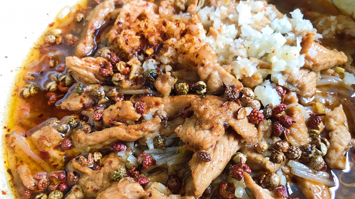 水煮肉片,麻麻辣辣的真下饭,打底的配菜也好吃!
