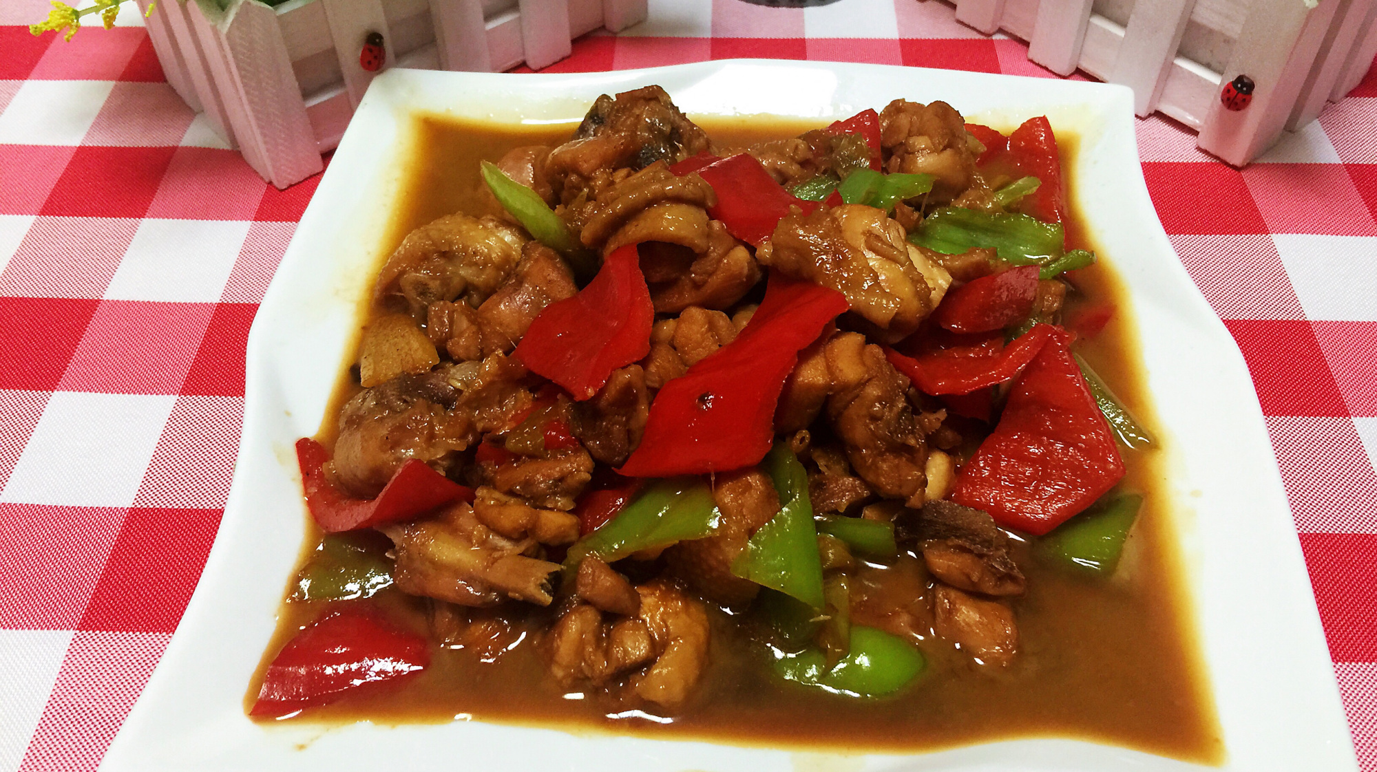 两个鸡腿搭配青红辣椒秘制一炒,肉嫩味美,上桌连汤汁都不剩