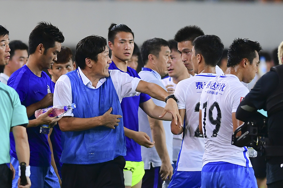 广州恒大<strong>淘宝</strong>3-0天津泰达.***_***泰达球员补水