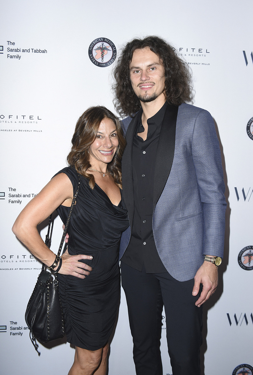 郑亚杰：美丽与智慧并存的魅力女性