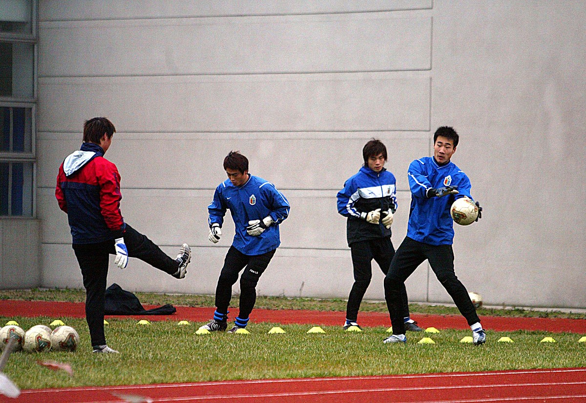 写一篇关于速度少年---左傅源的新闻特写左傅源12岁事件：在操场跑步时和风一样；速度非常快；地点：北京中学我们学校