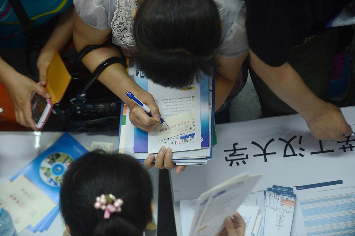 我前牌的女生吧每次老师讲完试卷她都不写让我写我说我不要她还是逼迫我写有一次我不帮她写她直接抢我试卷已订正好把我的名字改为她的我该怎么办？