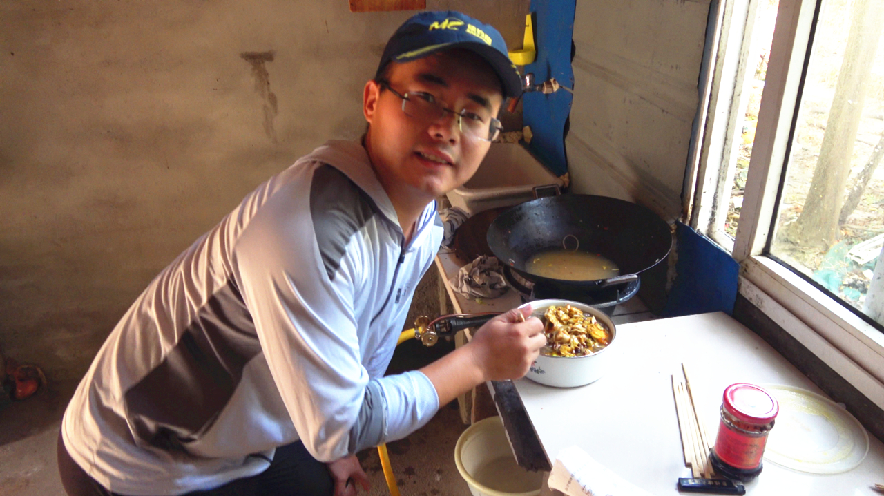 照顾完两万只鸡,农村小伙自制包菜浇头,味道好制作简单够吃一天
