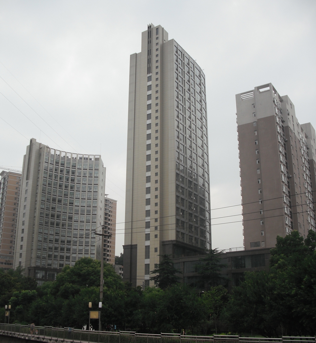 低价急售。房子位于南昌市高新开发区3号线火炬广场地铁站旁江山大厦B座1201，建筑面积200.4平方米，12/18层，三面朝阳大阳台。请根据拟一份二手房售楼信息发布广告。
请加上附近的中小学信息，修改一下
再加上唯一不足之处，小区较小
火炬广场地铁站附近有哪些中小学资源