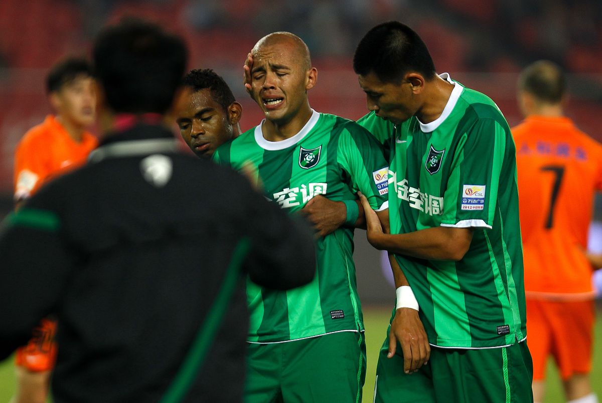 深夜伤感文案：回忆如潮，泪水滑落，抖音成宣泄出口