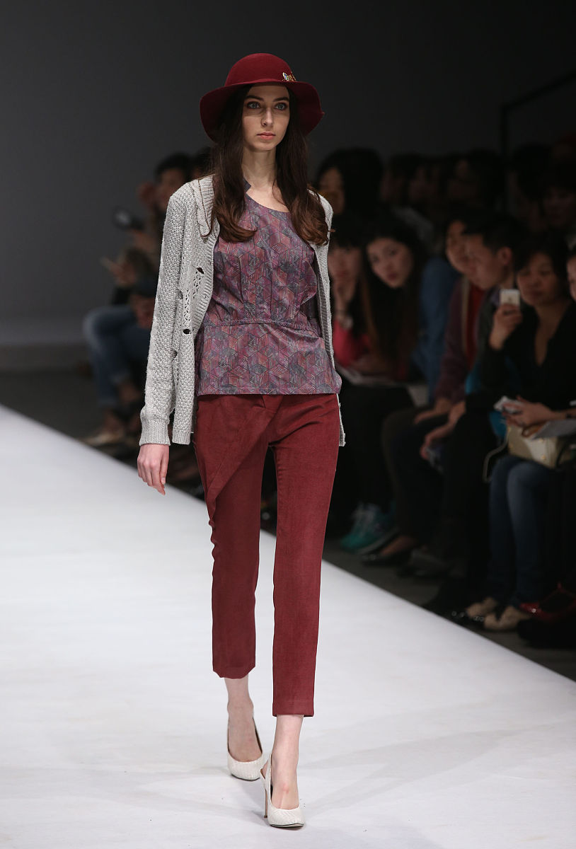 针对以下内容为一家女装品牌的新品发布会编写一篇推广文案内容详实观点明晰查重率不要太高不少于三百字： 尊敬的女士先生们您好！感谢百忙之中阅读此邀请函我们诚挚的邀请您参加堓上2023年06月15日08：00至06月16日18：00以圆为主题2023冬季新品发布会在广州角度服饰有限公司举办。本次发布会诚邀广大加盟商、经销商以及意向客户们莅临现场共赏新一季视觉盛宴共商未来共谋发展。我们深知在发展的道路上