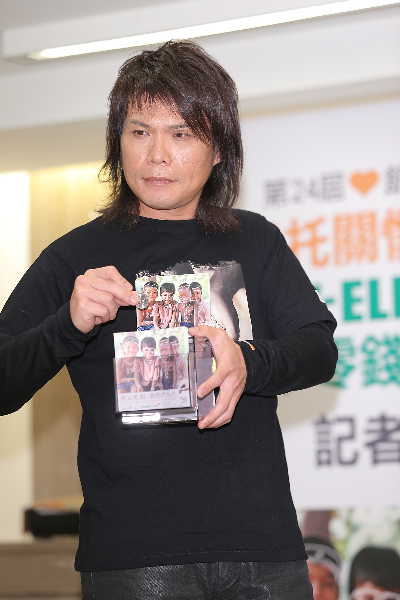 2013年1月18日,台北,伍佰出席第24届饥饿三十活动记者会.    ***_***