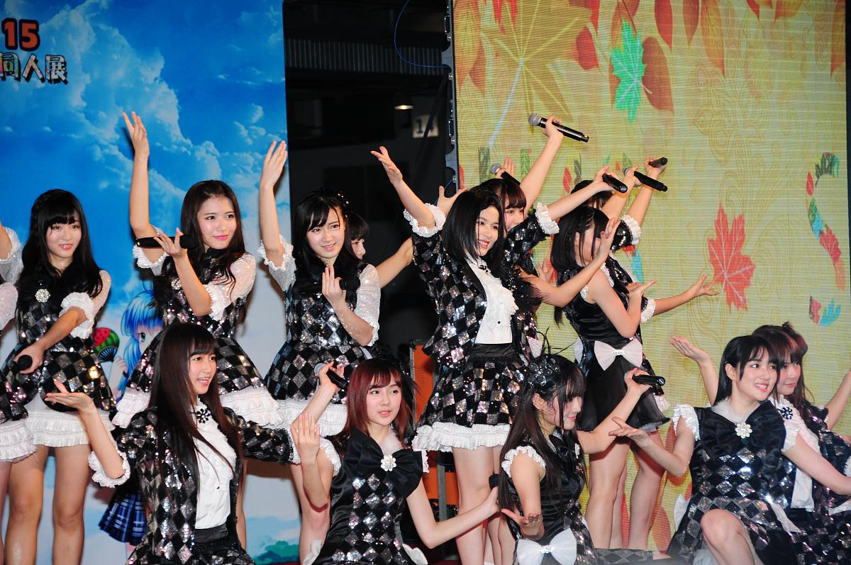 翻译中文：雨宮琴音は、日本のアイドルグループであるAKB48のメンバーである。彼女は2010年にAKB48の研究生として加入し、2013年にチームAに昇格した。その後、2017年にAKB48を卒業した。彼女は主に歌唱力やダンスパフォーマンスの上手さで知られており、ファンからはことねという愛称で親しまれている。AKB48の活動の他にも、ドラマや舞台などでも活動している。