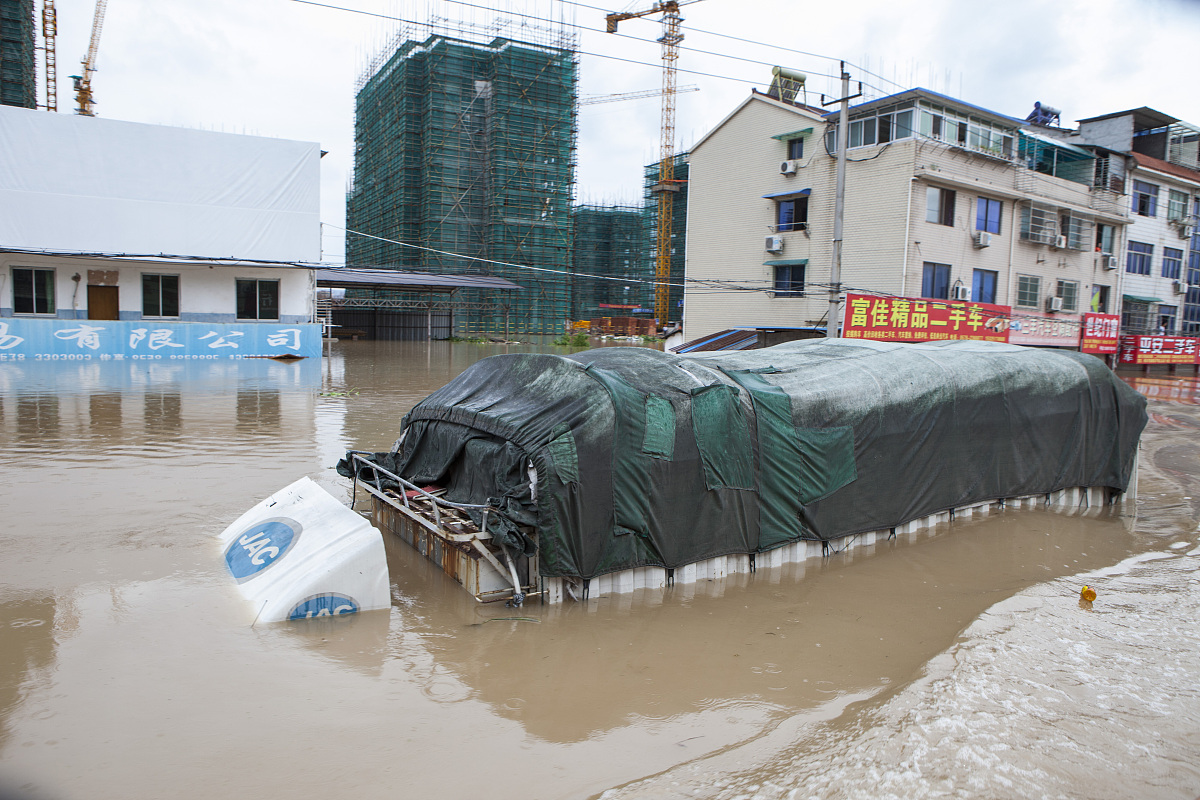 写一篇题目为《基于脆弱性的城市轨道交通防汛影响分析》的研究生论文