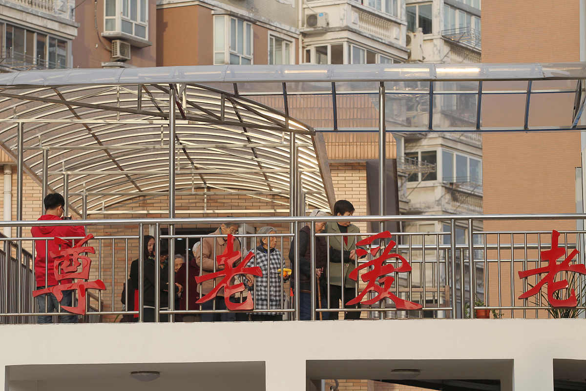 帮我策划一个正能量新媒体创意广告脚本