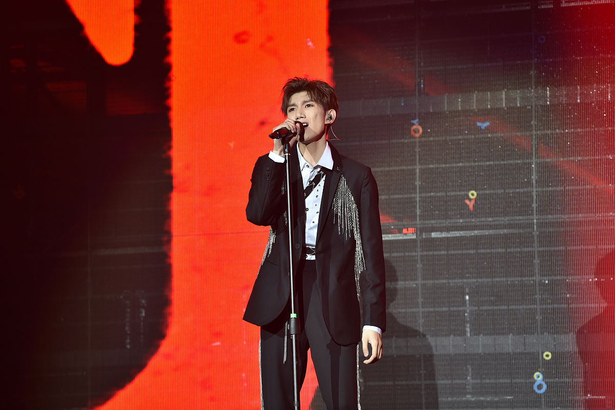 王源演唱会泪崩、加塞风波：五四青年节的反思