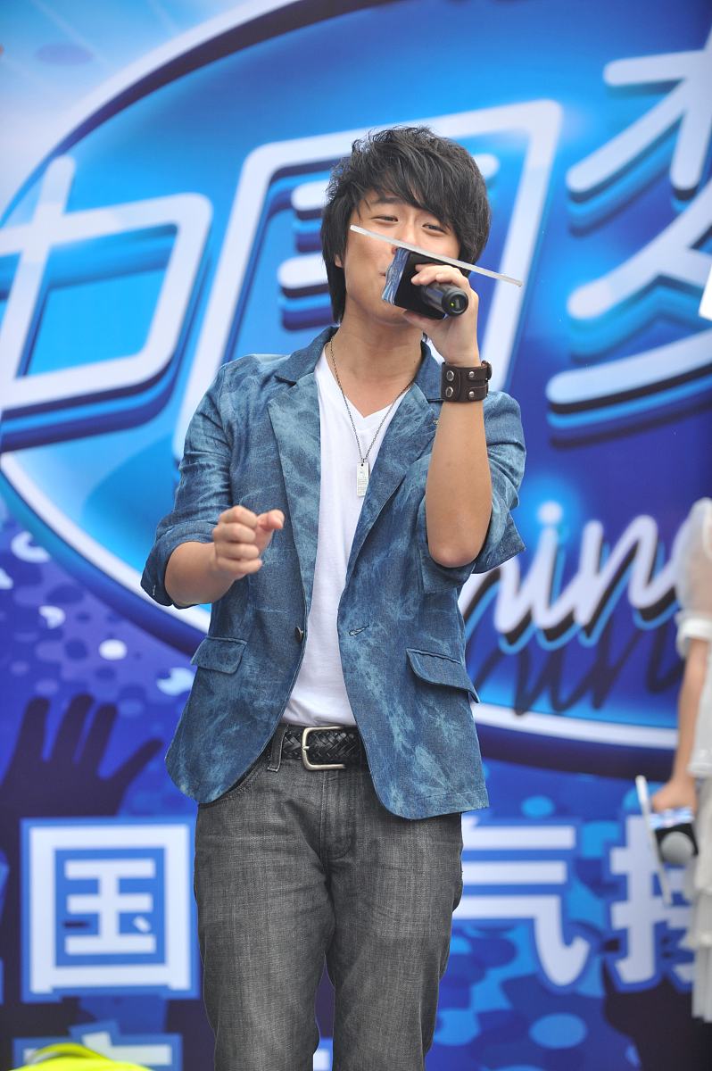 我给你几个描述你来猜是这个人是谁 中国 歌手 男生 《曹操》