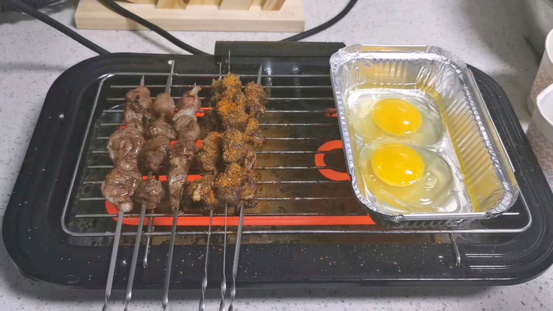 羊肉不需要腌切完直接烤 一斤羊肉一个人吃 在家烤串真香
