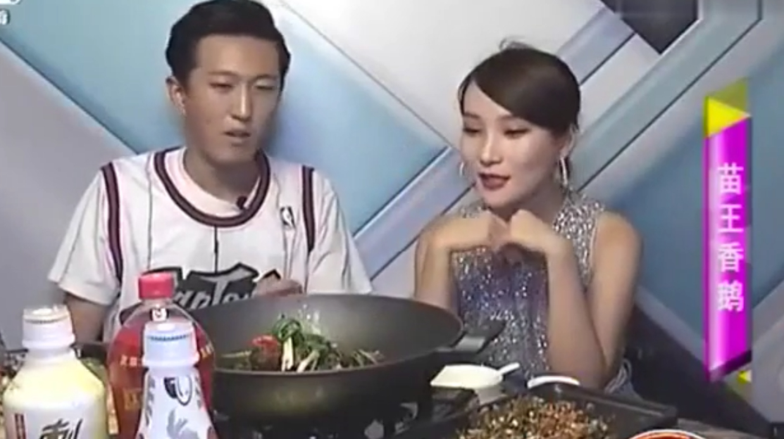 美味的铁锅炖大鹅,鹅肉非常软烂入味,麻辣的感觉很适合秋冬吃