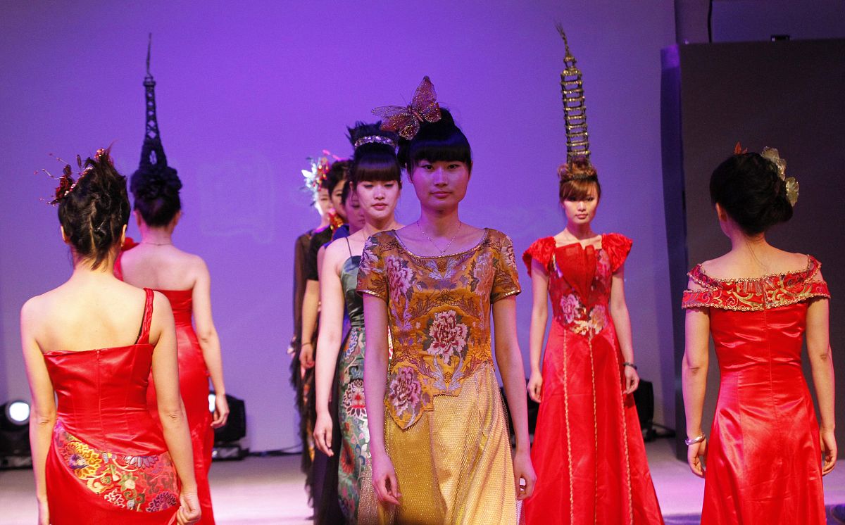 《红楼梦》的读书笔记《红楼梦》是中国古代文学宝库中一颗璀璨的明珠也是中国古代小说的巅峰之作。这部小说以富丽堂皇的宴会、壮丽辉煌的建筑、绚丽多彩的服饰为背景以贾府的兴衰为线索展现了封建社会的荣辱和人性的善恶。通过深入的分析和思考我对《红楼梦》有了更深刻的理解和感悟。首先我被小说中的人物形象所吸引。每个人物都鲜活地刻画出了