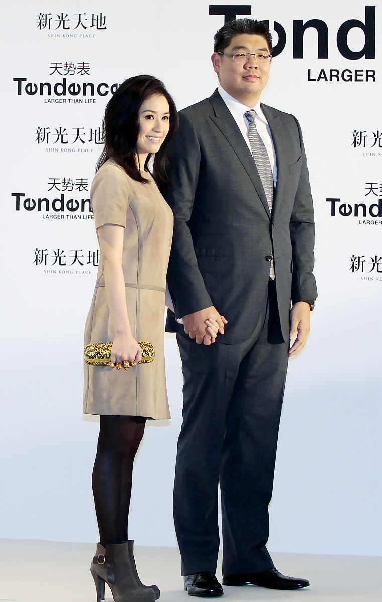 2011年11月3日,北京,明星代理的某著名腕表品牌在北京开店.连胜文夫妇