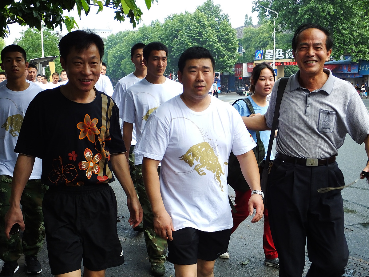 李伯青是广西贺州一个青年才俊考入广西大学